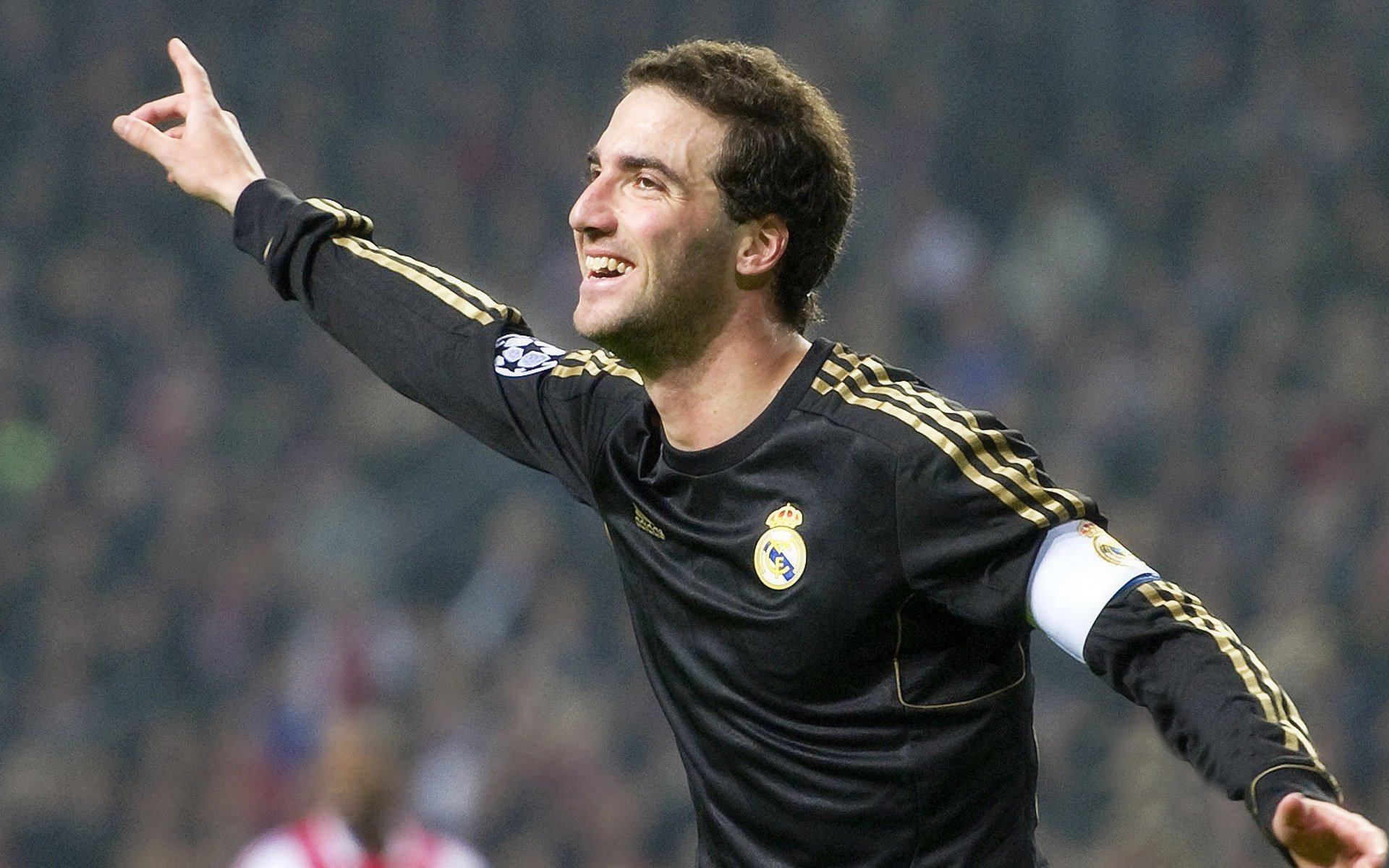 “胡利安·门德斯的进攻速度与球场掌控力,成就阿根廷美洲狮队的新未来”